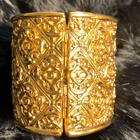 CHANEL GOLD VINTAGE CUFF(Collection) - Picture 6 of 8